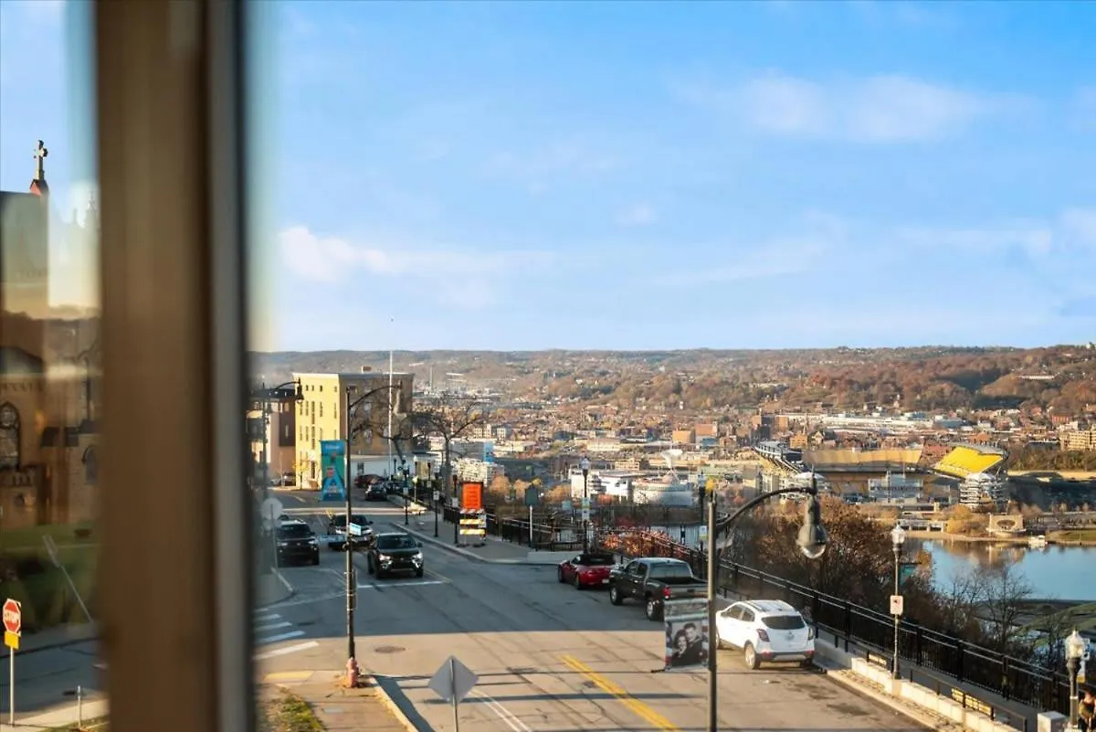 Skyline At Your Door - Studio With A View Pittsburgh Apartment